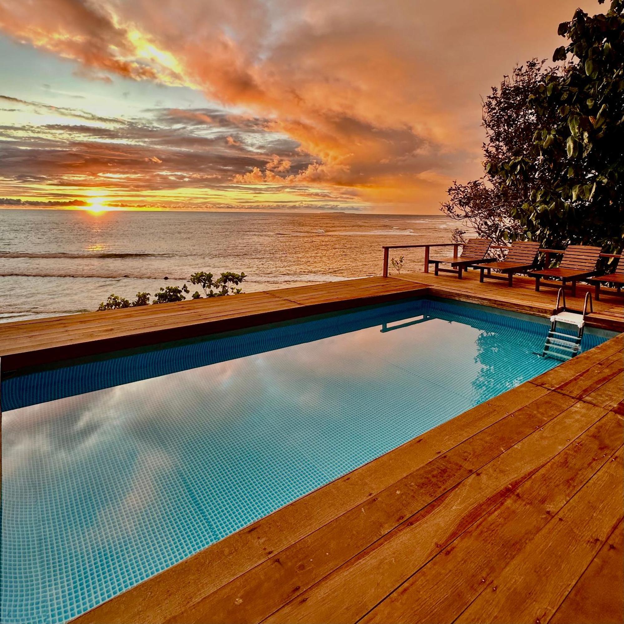 Baturundung Surf Resort Naibos Exteriér fotografie